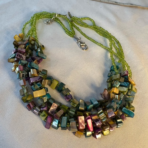 Torsade style dyed shell necklace - Picture 5 of 5